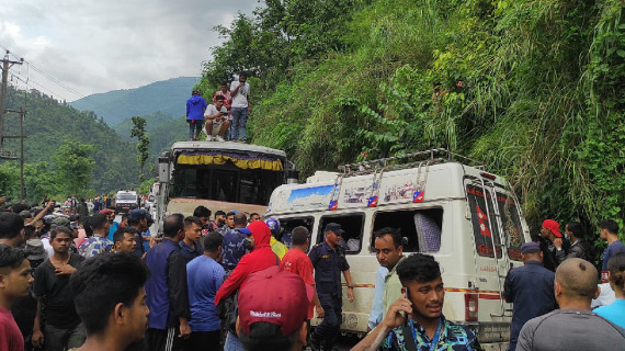 चुम्लिङटारमा बस र माइक्रो ठोक्किँदा १६ जना घाइते